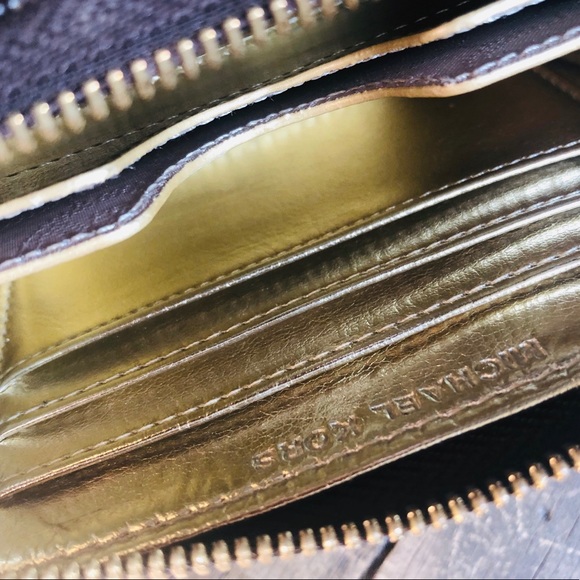 SOLD 🛑 MICHAEL KORS SIGNATURE WRISTLET - Picture 3 of 3